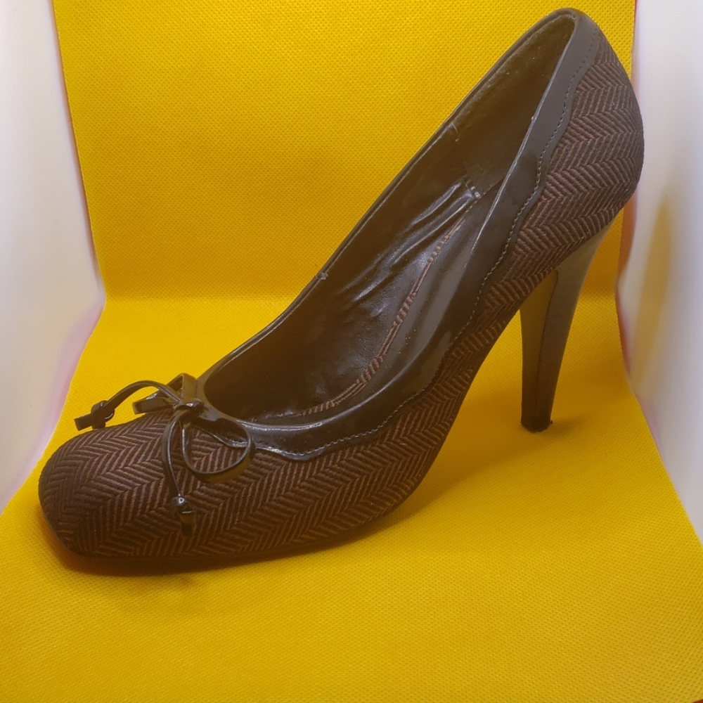 Black and brown pump